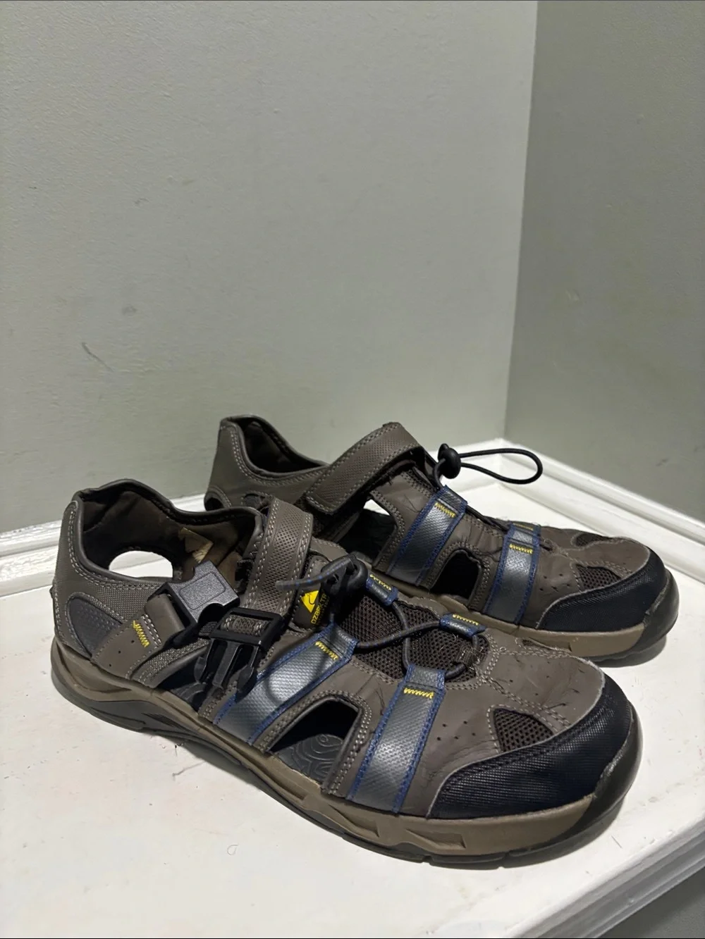 Ozark Trail Men’s Outdoor Closed-Toe Sandals in Brown and Black-size 11
